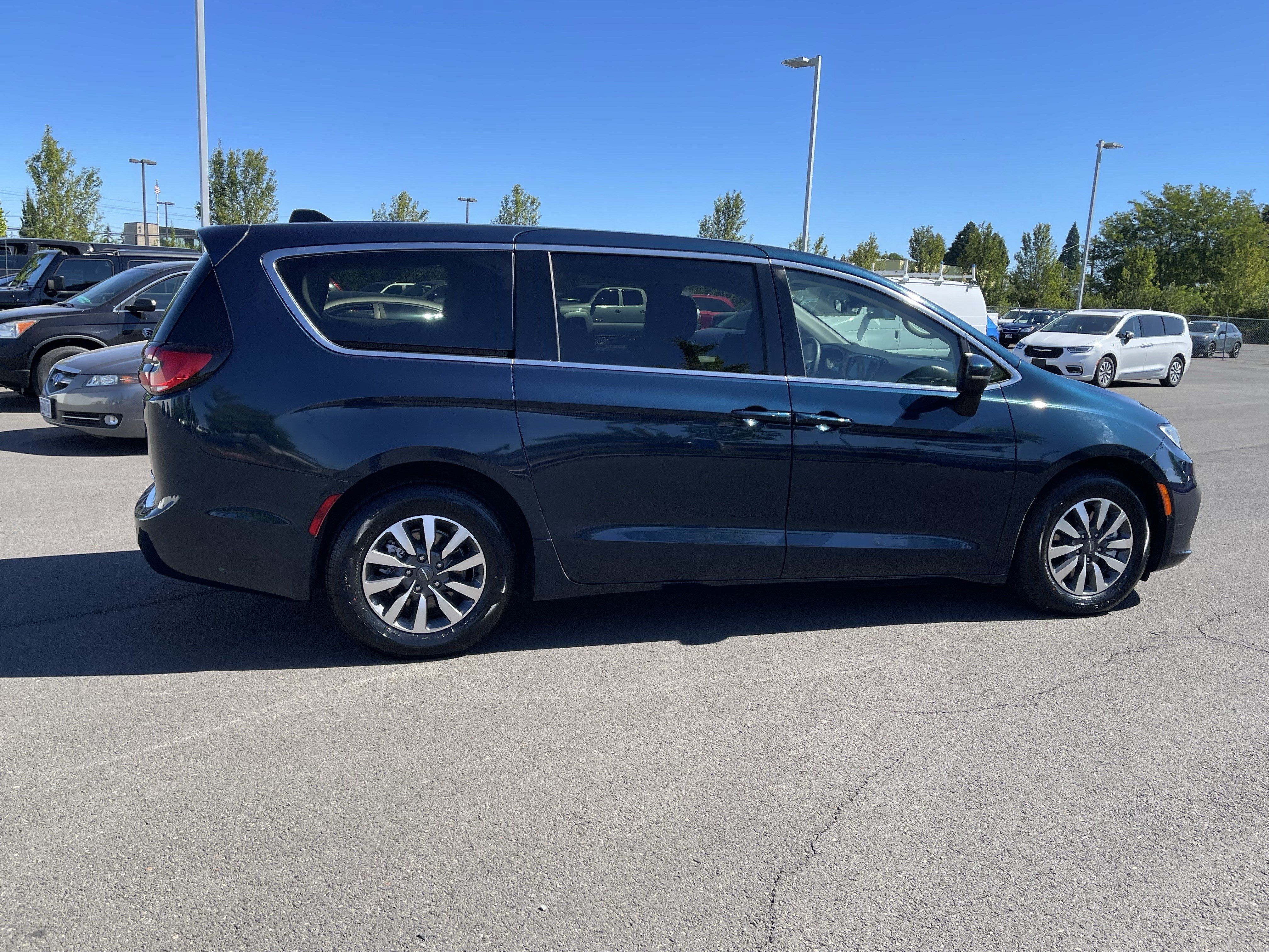 Used 2023 Chrysler Pacifica Touring-L FWD image 6