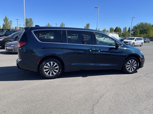 Used 2023 Chrysler Pacifica Touring-L FWD image 6