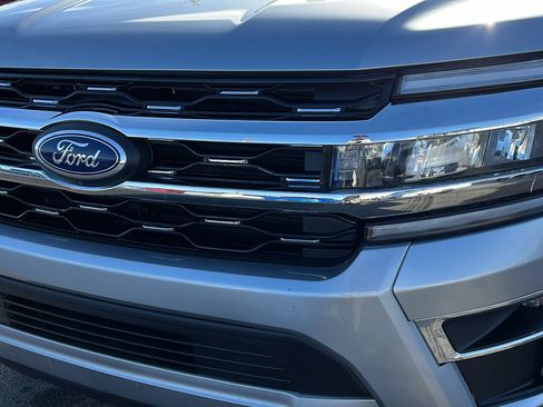Used 2024 Ford Expedition Limited AWD/4WD image 9
