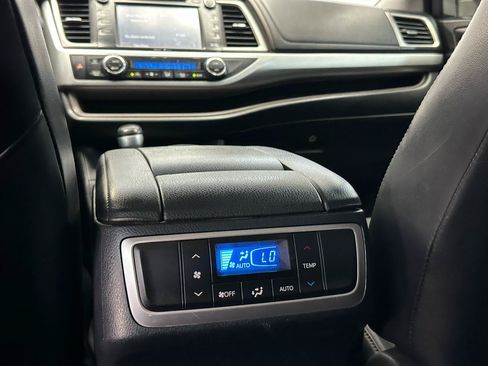 Used 2015 Toyota Highlander XLE FWD image 14
