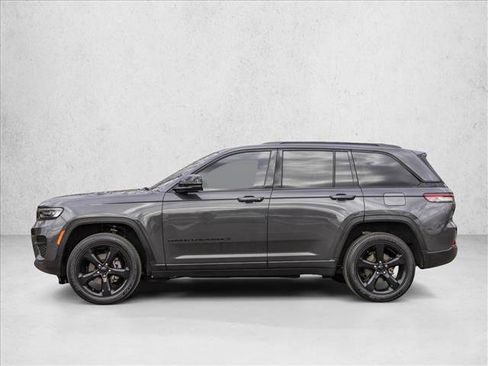 Used 2023 Jeep Grand Cherokee Altitude image 8