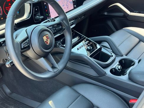 Certified 2025 Porsche Cayenne AWD/4WD image 4