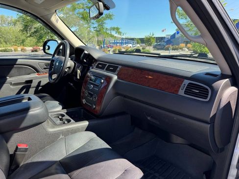 Used 2013 Chevrolet Tahoe LT w/ Luxury Package AWD/4WD image 17