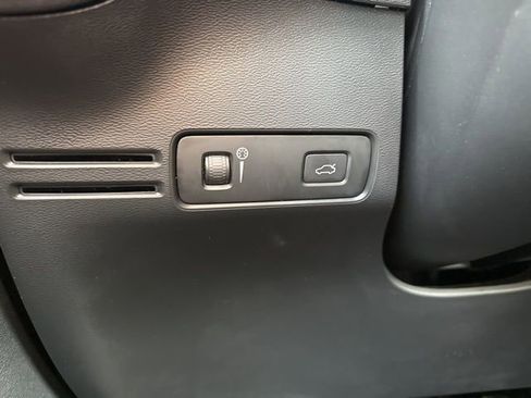 Used 2021 Volvo XC40 T5 R-Design w/ Climate Package image 29