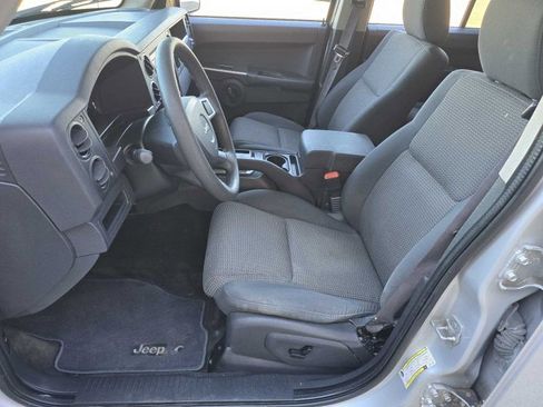 Used 2008 Jeep Commander Sport image 6