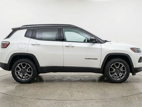 Used 2025 Jeep Compass Trailhawk AWD/4WD image 11