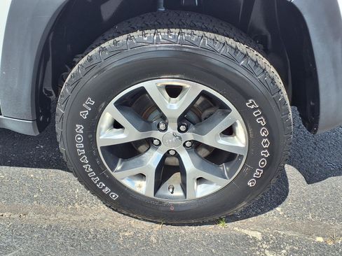 Used 2014 Jeep Cherokee Trailhawk w/ Cold Weather Group AWD/4WD image 9