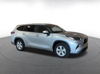 Used 2025 Toyota Highlander LE video 2