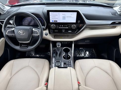 Used 2024 Toyota Highlander Limited AWD/4WD image 19