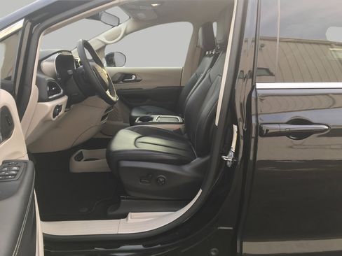 Used 2024 Chrysler Pacifica Touring-L image 8