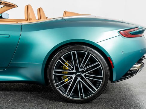 Used 2025 Aston Martin DB12 Convertible image 18