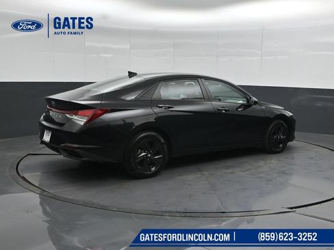 Used 2022 Hyundai Elantra SEL w/ Convenience Package FWD image 2