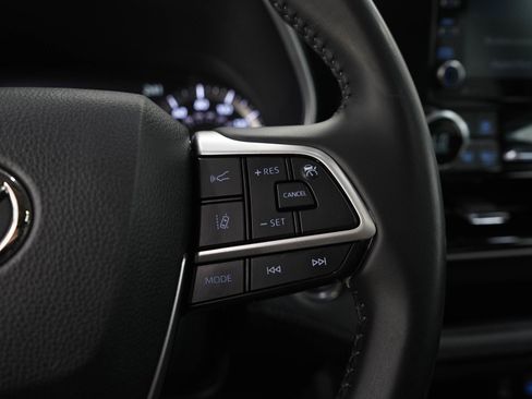 Used 2022 Toyota Highlander XLE AWD/4WD image 28