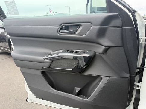 Used 2024 Nissan Pathfinder SV FWD image 14