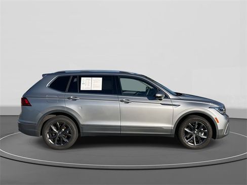 Used 2022 Volkswagen Tiguan SE image 3