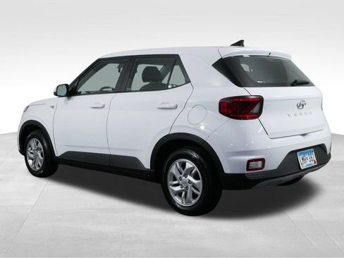 Used 2021 Hyundai Venue SE FWD image 8