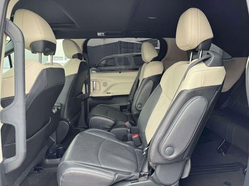 Used 2025 Toyota Sienna Limited image 11