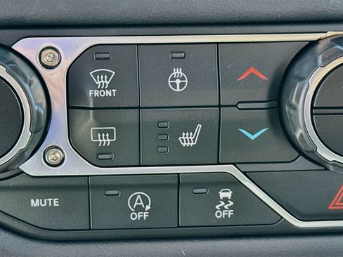 Used 2026 Jeep Wrangler Unlimited Sahara AWD/4WD image 20