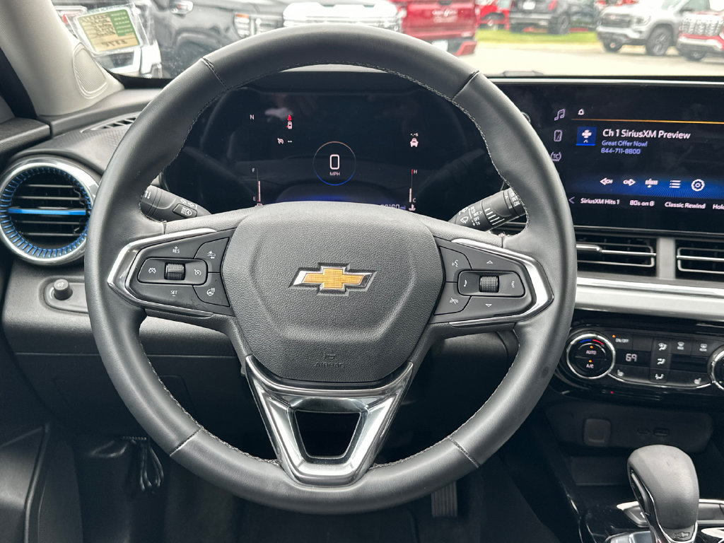 Used 2025 Chevrolet Trax LT w/ LT Convenience Package FWD image 24