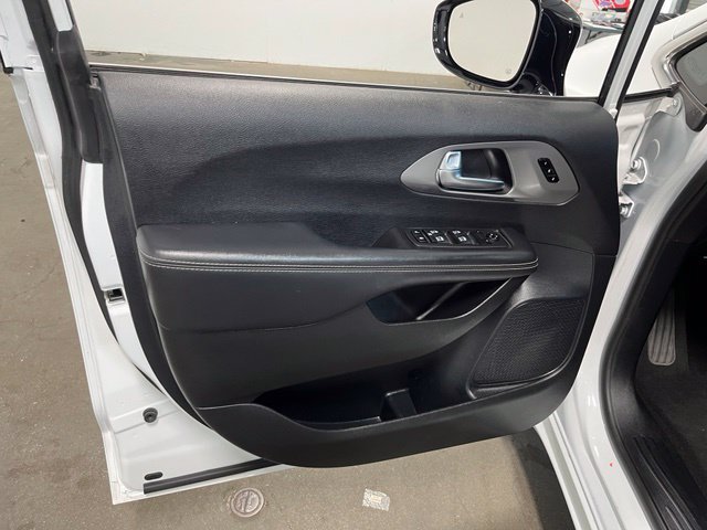 Used 2025 Chrysler Pacifica Select FWD image 23