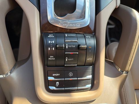 Used 2014 Porsche Cayenne Turbo S image 28