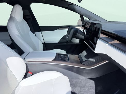Used 2022 Tesla Model X image 47