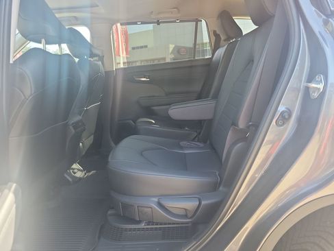 Used 2022 Toyota Highlander XLE image 17