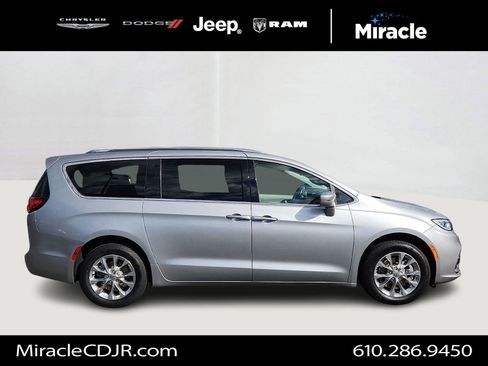 Certified 2021 Chrysler Pacifica Touring-L image 8