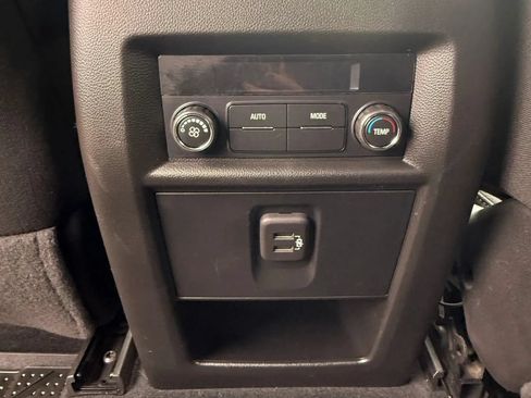 Used 2023 Chevrolet Traverse LT w/ Rear Camera Mirror Package AWD/4WD image 29