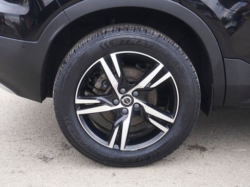 Used 2023 Volvo XC40 B5 Plus image 12