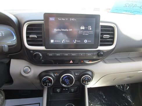 Used 2025 Hyundai Venue SEL FWD image 16
