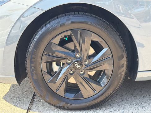 Used 2022 Hyundai Elantra Blue image 9