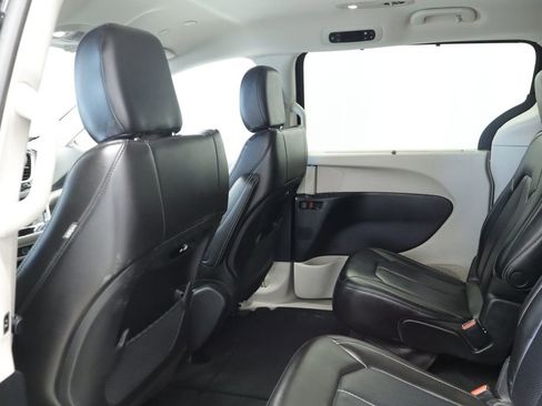 Certified 2023 Chrysler Pacifica Touring-L FWD image 21