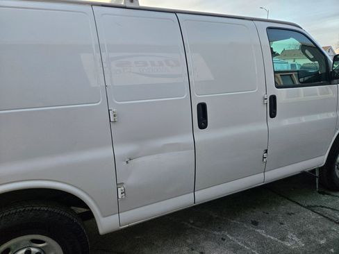 Used 2018 Chevrolet Express 2500 w/ Driver Convenience Package RWD image 12