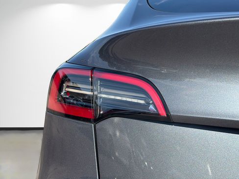 Used 2023 Tesla Model Y Long Range AWD/4WD image 10
