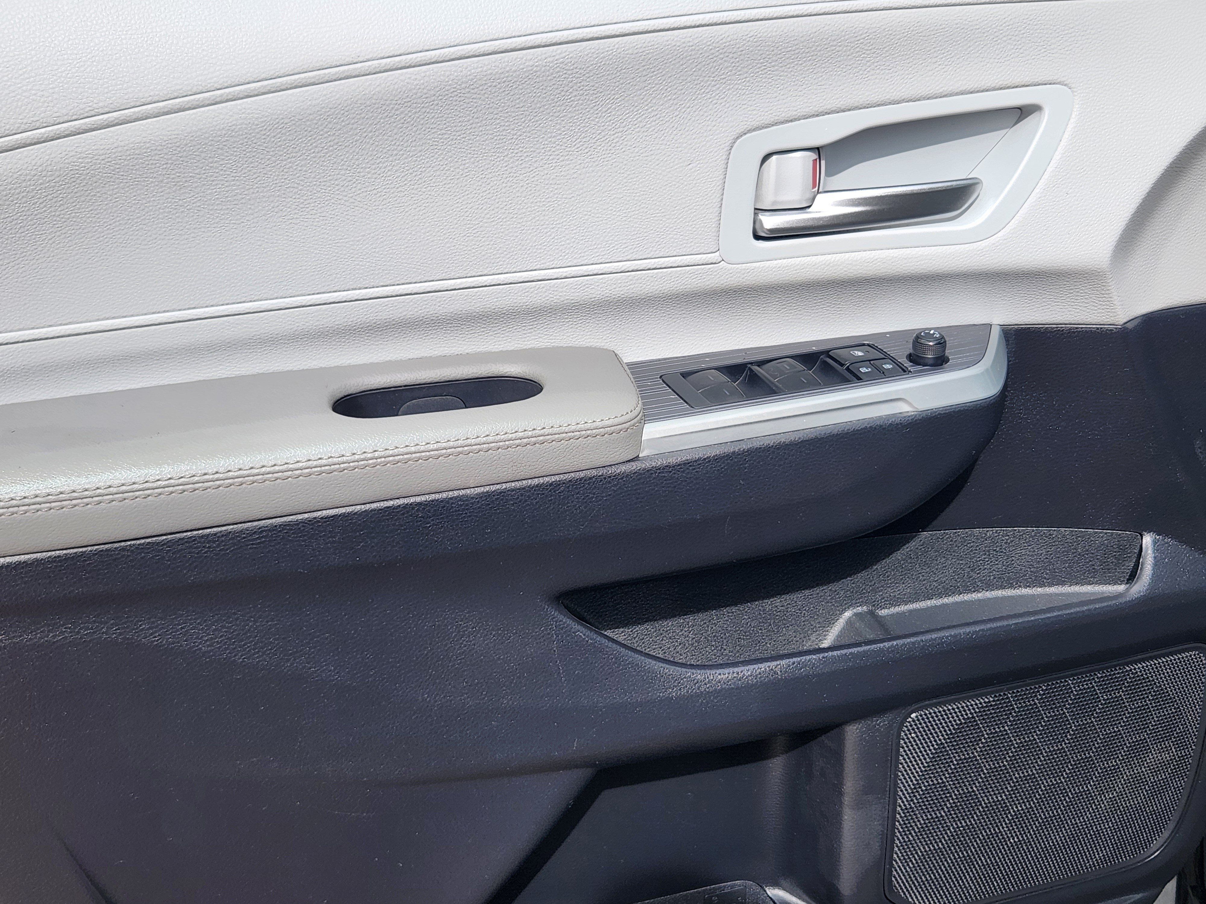Used 2025 Toyota Sienna XLE FWD image 19
