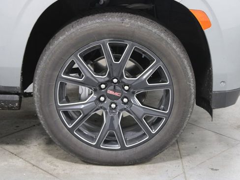 Used 2024 GMC Yukon Denali w/ Denali Reserve Package AWD/4WD image 12