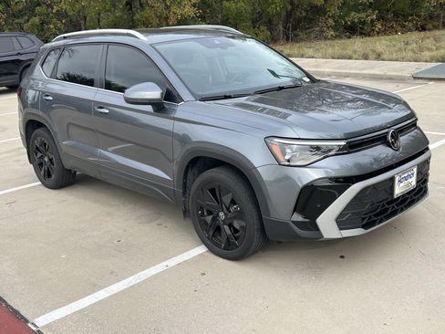 Certified 2025 Volkswagen Taos SE image 2