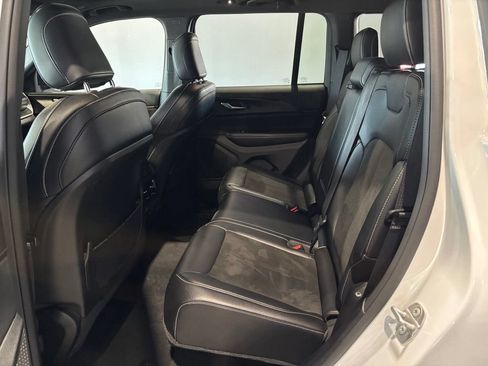 Used 2023 Jeep Grand Cherokee Altitude AWD/4WD image 17