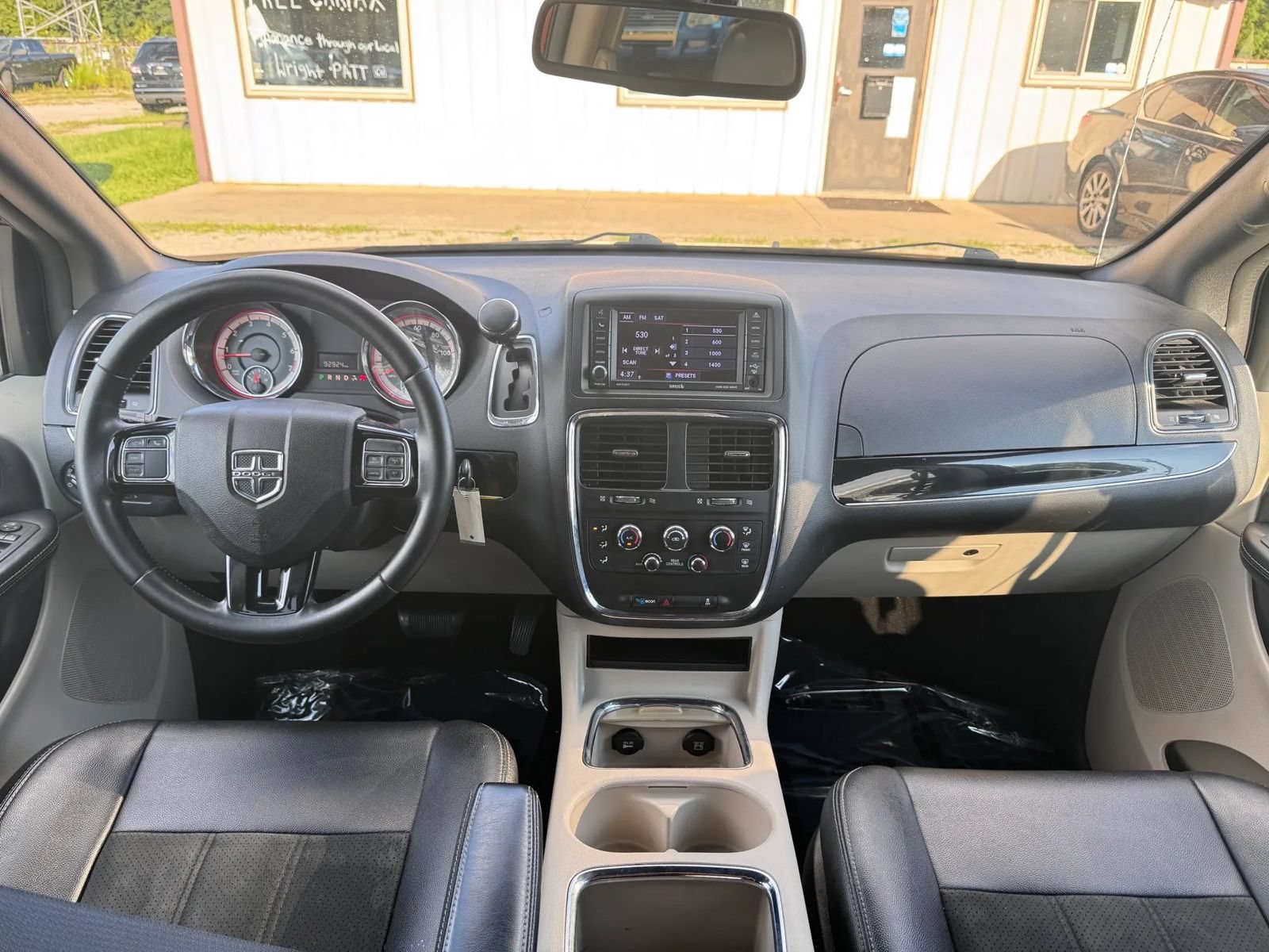 Used 2019 Dodge Grand Caravan SXT FWD image 2
