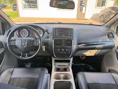 Used 2019 Dodge Grand Caravan SXT FWD image 2