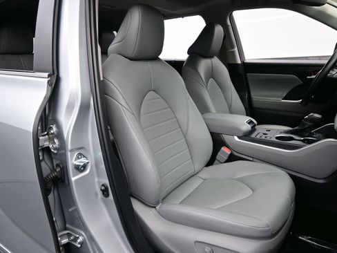 Used 2025 Toyota Highlander XLE image 14
