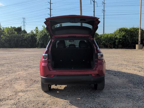 Used 2024 Jeep Compass Latitude AWD/4WD image 4