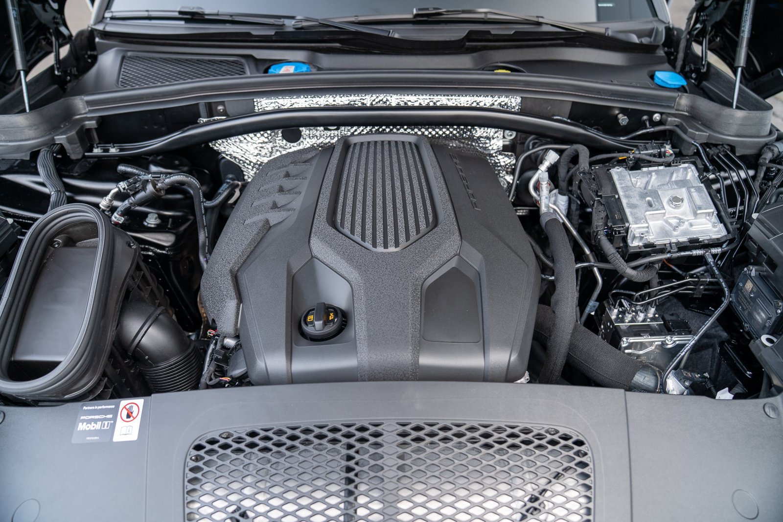Certified 2026 Porsche Macan AWD/4WD image 29