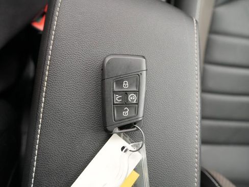 Used 2022 Volkswagen Taos SEL image 34