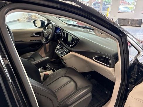 Used 2024 Chrysler Pacifica Limited FWD image 23