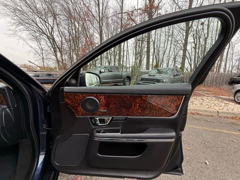 Used 2016 Jaguar XJ R-Sport image 28