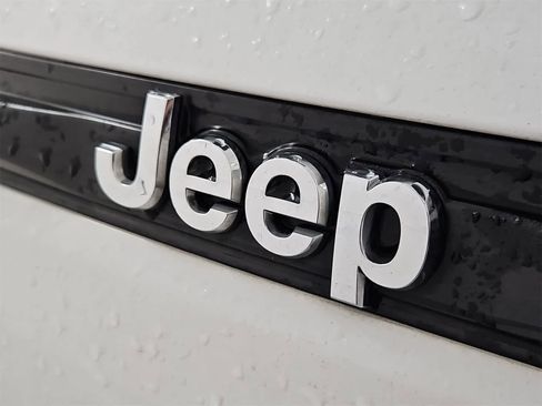 Used 2023 Jeep Grand Cherokee Limited image 11