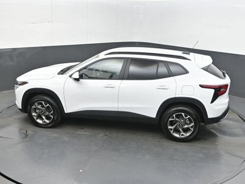 Used 2025 Chevrolet Trax LT FWD image 41