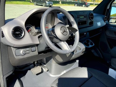 Used 2025 Mercedes-Benz Sprinter 2500 image 9